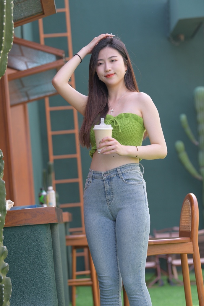 分地探进她的奶V球王会平台手不安