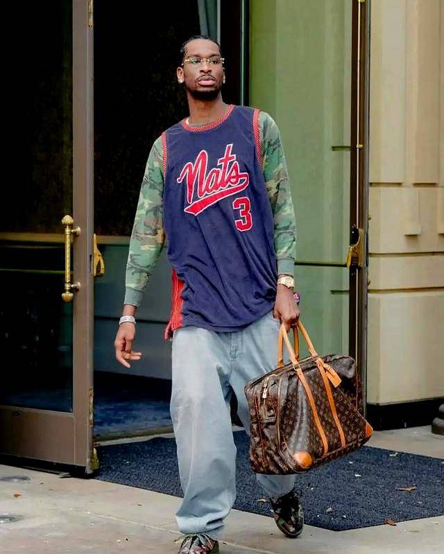 身穿锡拉丘兹民族队艾弗森战袍外媒晒亚历山大个人穿搭照：