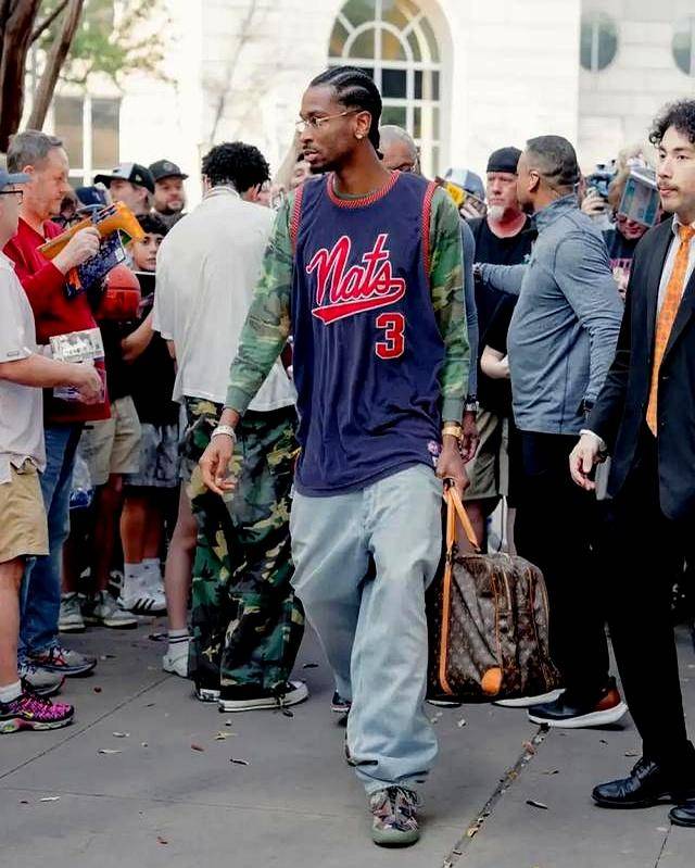 身穿锡拉丘兹民族队艾弗森战袍外媒晒亚历山大个人穿搭照：(图3)