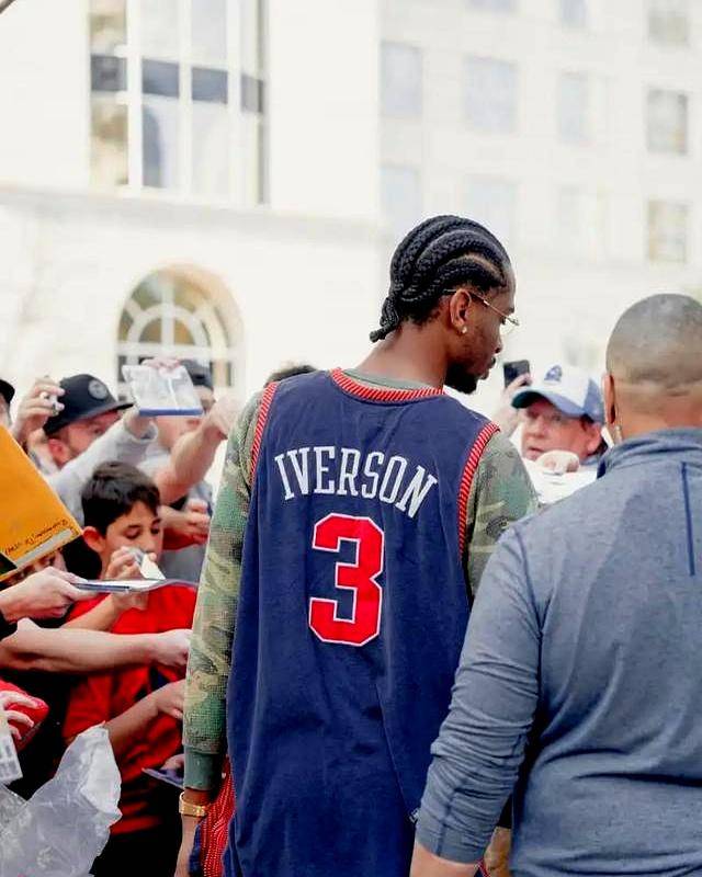 身穿锡拉丘兹民族队艾弗森战袍外媒晒亚历山大个人穿搭照：(图4)